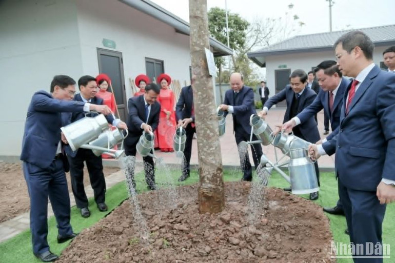 Các đại biểu trồng cây đầu xuân tại Công ty cổ phần phát triển đầu tư và xây lắp Tiến Thịnh (Khu công nghiệp Phúc Khánh, thành phố Thái Bình).