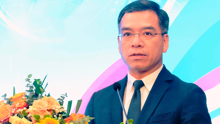 Cục trưởng Cục quản lý khám, chữa bệnh phát biểu tại hội nghị. Cục trưởng Cục quản lý khám, chữa bệnh phát biểu tại hội nghị.