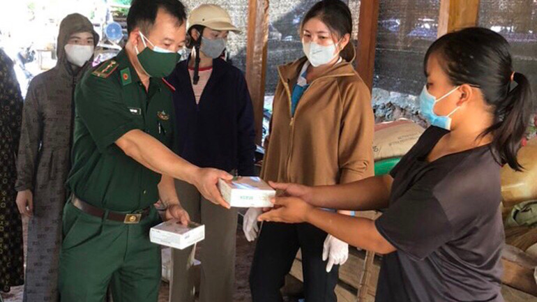 Quân y cấp phát thuốc miễn phí cho người dân uống phòng bệnh.