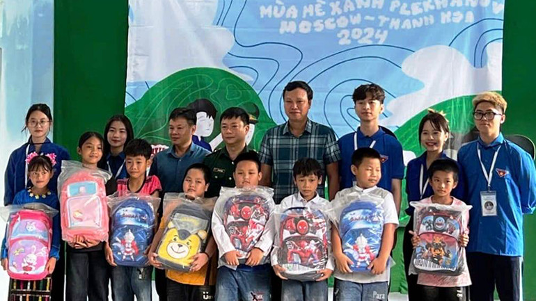 Các thanh niên tình nguyện tặng cặp sách cho học sinh miền núi Thanh Hóa.