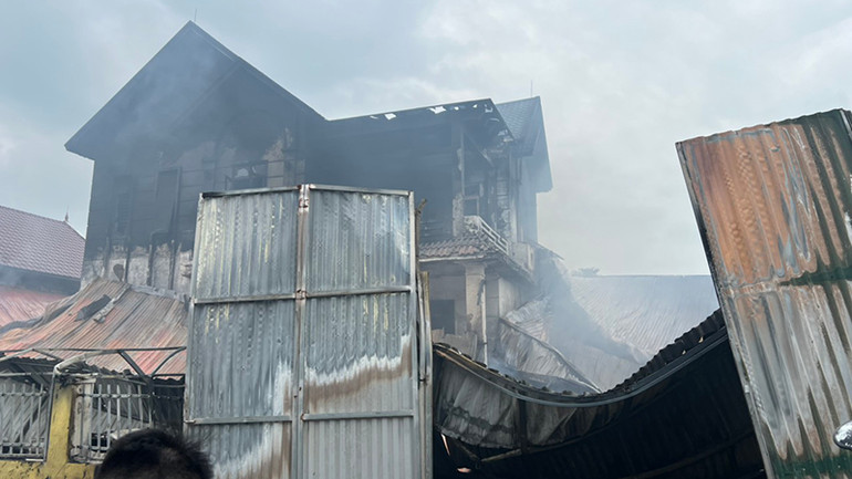 Ngôi nhà phát sinh hỏa hoạn. Ngôi nhà phát sinh hỏa hoạn.