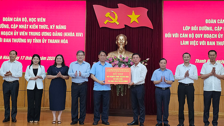 Đoàn cán bộ, học viên trao 500 triệu đồng hỗ trợ xây dựng nhà ở cho hộ nghèo ở Thanh Hóa.