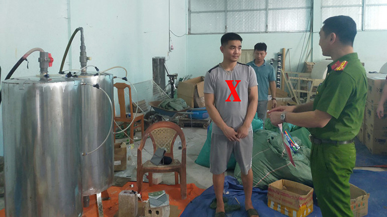 Công an kiểm tra cơ sở sản xuất do Lê Hạ Tuấn (dấu X) làm chủ. Công an kiểm tra cơ sở sản xuất do Lê Hạ Tuấn (dấu X) làm chủ.
