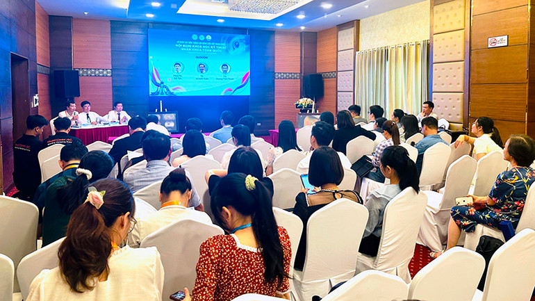 Giới nhãn khoa tham dự phiên khoa học chuyên đề. Giới nhãn khoa tham dự phiên khoa học chuyên đề.