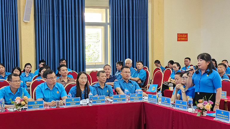 Đại diện Công đoàn các tỉnh phía nam trao đổi về việc chủ động tổ chức đào tạo, bồi dưỡng nghiệp vụ cho cán bộ công đoàn cơ sở.