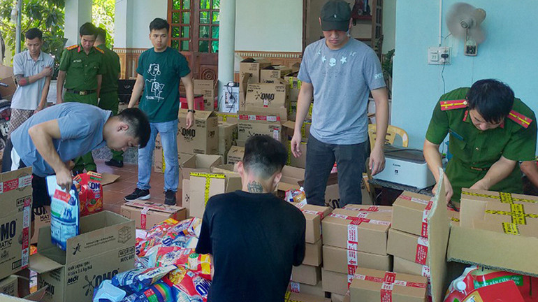 Cơ quan chức năng phát hiện nhiều bịch nước giặt giả được đóng gói, chuyển bị đưa đi tiêu thụ. Cơ quan chức năng phát hiện nhiều bịch nước giặt giả được đóng gói, chuyển bị đưa đi tiêu thụ.