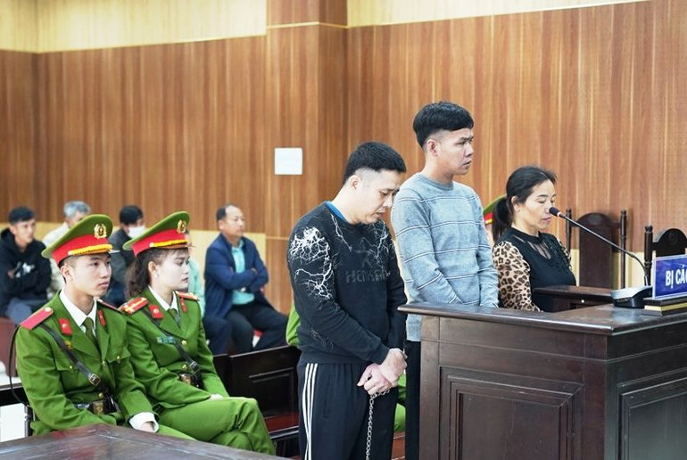 Lực lượng chức năng quản lý các bị cáo tại phiên xét xử.