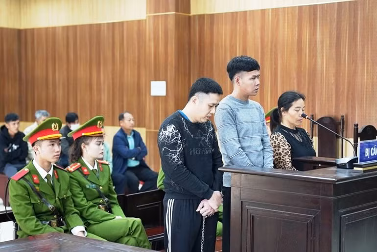 Lực lượng chức năng quản lý các bị cáo tại phiên xét xử.