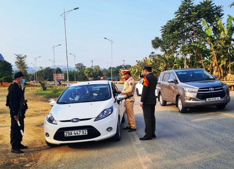Công an Thanh Hóa kiểm tra hành chính phương tiện tham gia giao thông trên đường Hồ Chí Minh.