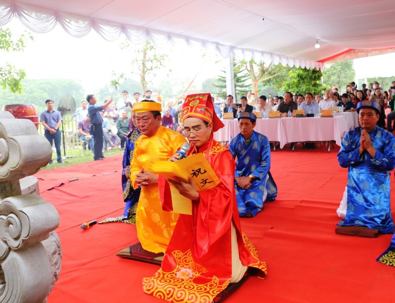 Đọc chúc văn ôn lại thân thế, đóng góp của Hồ Quý Ly. Đọc chúc văn ôn lại thân thế, đóng góp của Hồ Quý Ly.