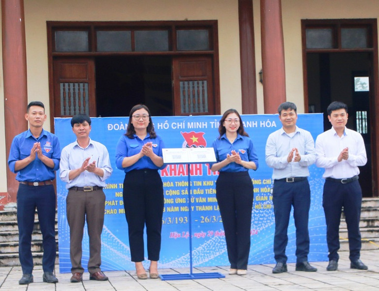Lãnh đạo Tỉnh đoàn Thanh Hóa trao biển số hóa cho đơn vị quản lý, khai thác công trình.