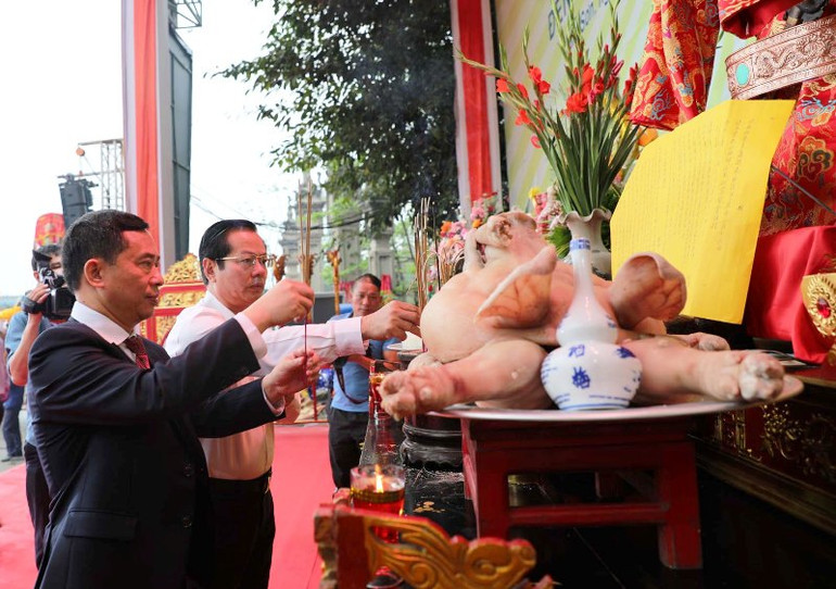 Các đại biểu dâng hương tri ân tiền nhân, tiên tổ.