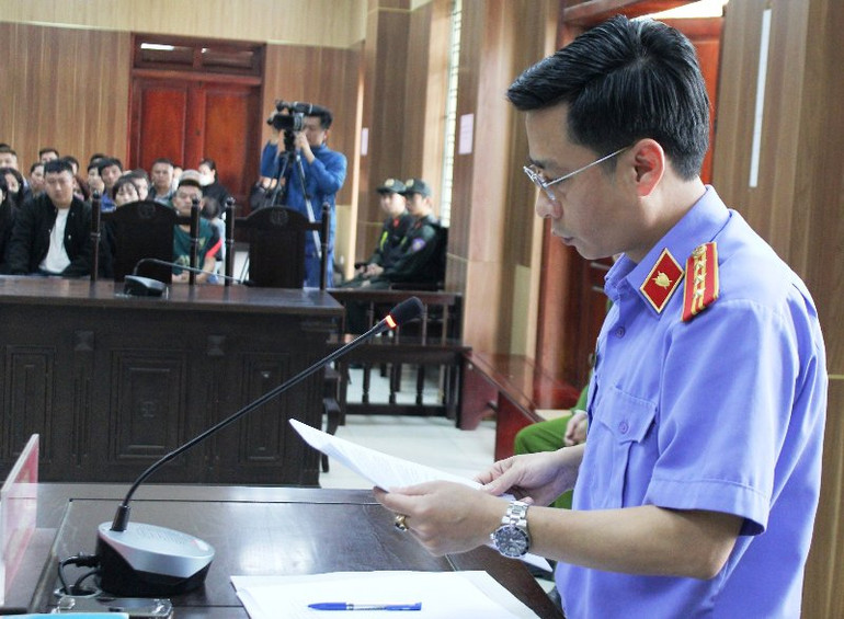 Đại diện Viện Kiểm sát phát biểu ý kiến tại tòa.