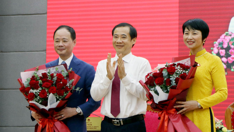 Quyền Bí thư Tỉnh ủy Lâm Đồng Nguyễn Thái Học chúc mừng đồng chí Phạm Thị Phúc và đồng chí Trần Hồng Thái. Quyền Bí thư Tỉnh ủy Lâm Đồng Nguyễn Thái Học chúc mừng đồng chí Phạm Thị Phúc và đồng chí Trần Hồng Thái.