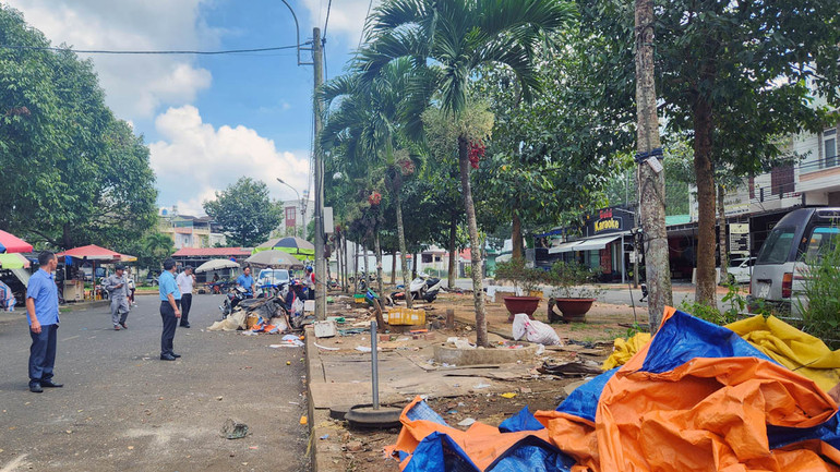 Việc tháo dỡ được Phòng Kinh tế thành phố Bảo Lộc và chính quyền phường 1 thành phố đôn đốc, giám sát chặt chẽ.