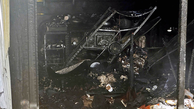 Toàn bộ vật dụng trong căn nhà bị lửa thiêu rụi.