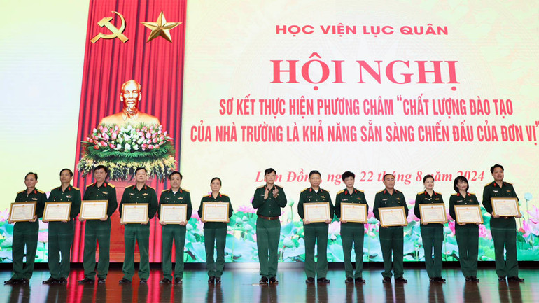 Giám đốc Học viện Lục quân trao bằng khen tặng các tập thể và cá nhân có thành tích xuất sắc trong thực hiện phương châm "Chất lượng đào tạo của nhà trường là khả năng sẵn sàng chiến đấu của đơn vị".