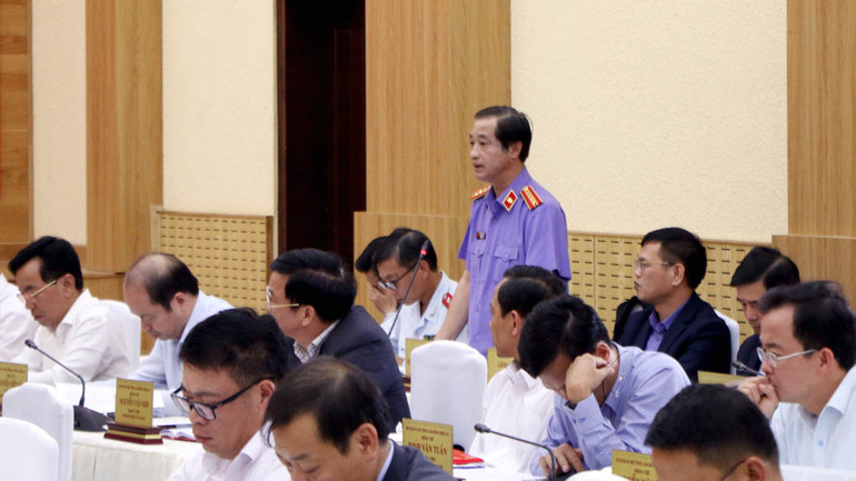 Đại diện Viện Kiểm sát nhân dân tỉnh Lâm Đồng phát biểu ý kiến tại hội nghị.