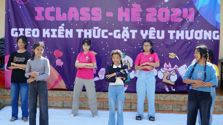 Cùng với những môn học cơ bản, thành viên nhóm iClass và học sinh địa phương có các chương trình giao lưu ý nghĩa.