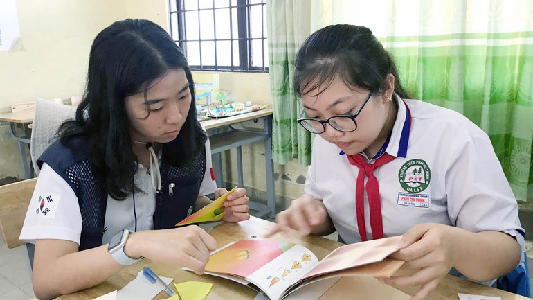 Học sinh Trường trung học cơ sở Phan Chu Trinh, thành phố Đà Lạt hứng thú với những hoạt động bổ ích trong chương trình trải nghiệm hè cùng sinh viên Đại học Quốc gia Mokpo. Học sinh Trường trung học cơ sở Phan Chu Trinh, thành phố Đà Lạt hứng thú với những hoạt động bổ ích trong chương trình trải nghiệm hè cùng sinh viên Đại học Quốc gia Mokpo.