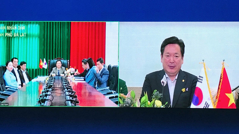 Quận trưởng quận Nam phát biểu tại buổi lễ ký kết trực tuyến.