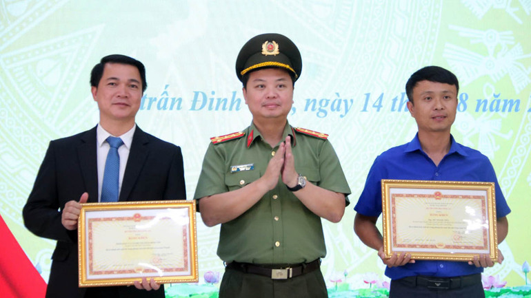 Tập thể và cá nhân được tặng bằng khen của Bộ Công an về thành tích trong phong trào toàn dân bảo vệ an ninh Tổ quốc.