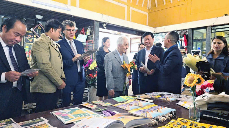 Đại biểu tham quan không gian trưng bày, giới thiệu dự án Dalat Art Map.