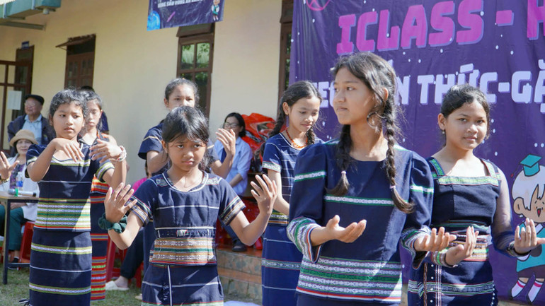 Học sinh địa phương tham gia chương trình văn hóa, văn nghệ trong khuôn khổ chương trình hè iClass.