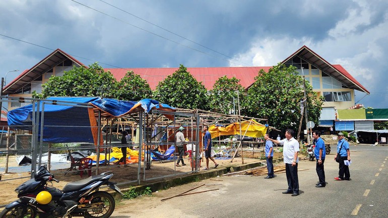 Cơ quan chức năng giám sát việc tháo dỡ các lều, quán dựng trái phép tại khuôn viên chợ Bảo Lộc.