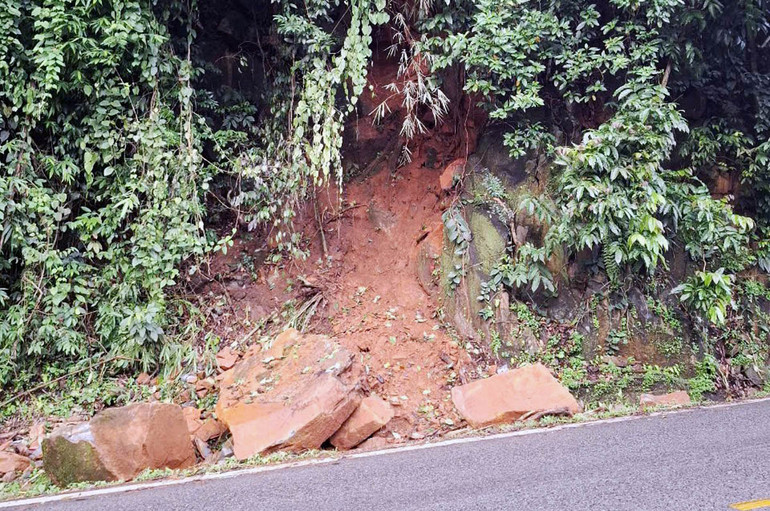 Mưa lớn những ngày qua gây ra vụ sạt trượt khiến nhiều tảng đá rơi xuống mương thoát nước trên đèo Bảo Lộc.