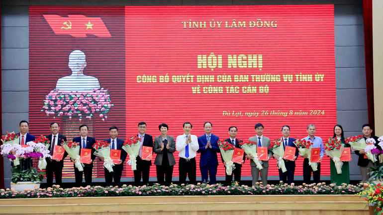 Lãnh đạo Tỉnh ủy, Hội đồng nhân dân và Ủy ban nhân dân tỉnh Lâm Đồng trao quyết định và tặng hoa các đồng chí vừa được bổ nhiệm chức vụ mới.