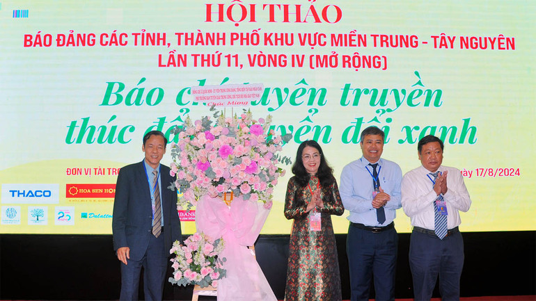 Thừa ủy quyền của đồng chí Lê Quốc Minh, Ủy viên Trung ương Đảng, Tổng Biên tập Báo Nhân Dân, Phó Trưởng Ban Tuyên giáo Trung ương, Chủ tịch Hội Nhà báo Việt Nam, đại diện Báo Nhân Dân tại Tây Nguyên trao lẵng hoa chúc mừng Hội thảo. Thừa ủy quyền của đồng chí Lê Quốc Minh, Ủy viên Trung ương Đảng, Tổng Biên tập Báo Nhân Dân, Phó Trưởng Ban Tuyên giáo Trung ương, Chủ tịch Hội Nhà báo Việt Nam, đại diện Báo Nhân Dân tại Tây Nguyên trao lẵng hoa chúc mừng Hội thảo.