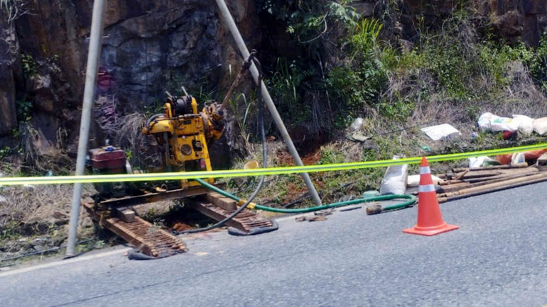 Cơ quan chức năng tiến hành khoan địa chất thăm dò trên đèo Bảo Lộc sáng 20/8.