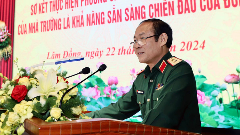 Trung tướng Nguyễn Văn Oanh, Cục trưởng Nhà trường, Bộ Tổng Tham mưu phát biểu ý kiến tại hội nghị.