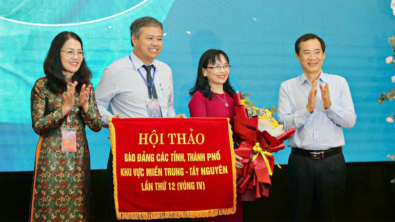 Quyền Bí thư Tỉnh ủy Lâm Đồng và Tổng Biên tập Báo Lâm Đồng trao cờ đăng cai tổ chức Hội thảo báo Đảng các tỉnh, thành phố khu vực miền Trung-Tây Nguyên lần thứ 12 cho Báo Phú Yên. Quyền Bí thư Tỉnh ủy Lâm Đồng và Tổng Biên tập Báo Lâm Đồng trao cờ đăng cai tổ chức Hội thảo báo Đảng các tỉnh, thành phố khu vực miền Trung-Tây Nguyên lần thứ 12 cho Báo Phú Yên.