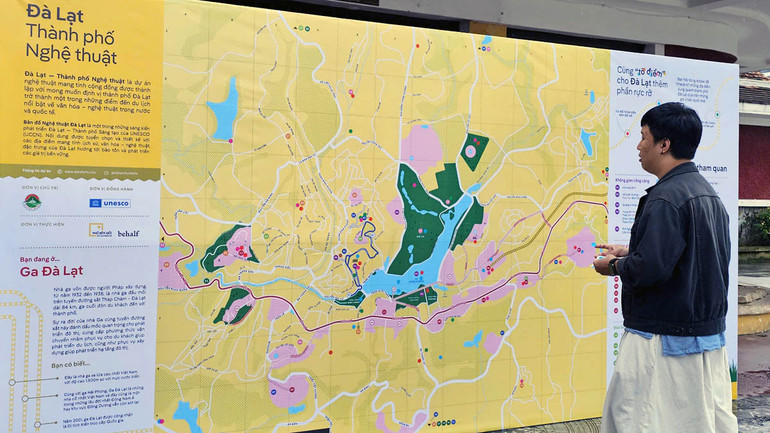 Du khách đánh dấu điểm đến trong hành trình khám phá Đà Lạt trên Dalat Art Map.