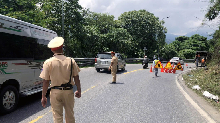 Lực lượng chức năng điều tiết giao thông trên đèo Bảo Lộc.