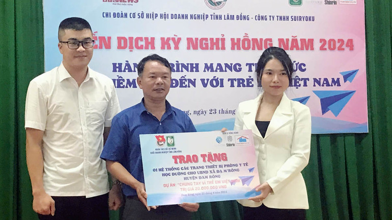 Công ty Suiryoku trao tặng trang thiết bị phòng y tế học đường tại xã Đạ M’rông. Công ty Suiryoku trao tặng trang thiết bị phòng y tế học đường tại xã Đạ M’rông.