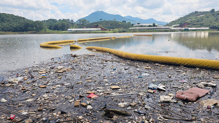 Rác thải tràn về sau mỗi cơn mưa lớn gây ảnh hưởng lớn đến hoạt động nhà máy và nguồn cung cấp nước sinh hoạt.