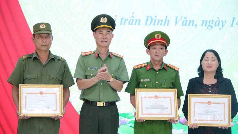 Tập thể và cá nhân được tặng giấy khen của Công an tỉnh Lâm Đồng về thành tích trong phong trào toàn dân bảo vệ an ninh Tổ quốc.