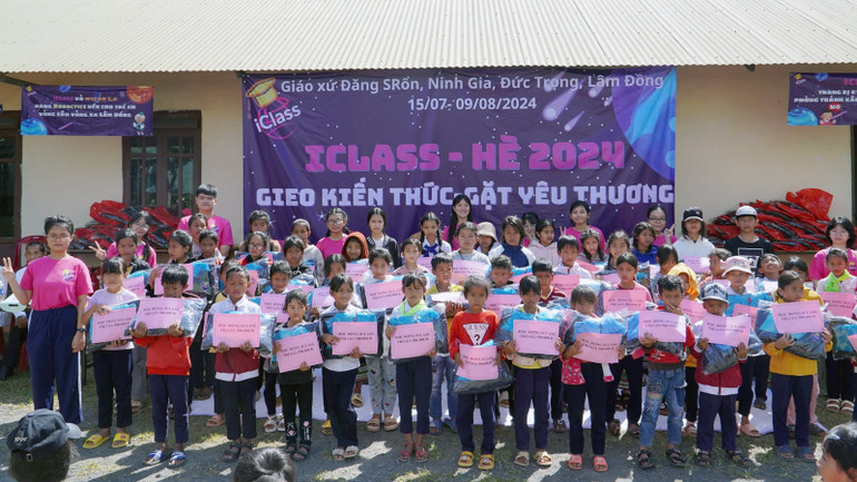 Chương trình tình nguyện “Hè iClass - gieo kiến thức - gặt yêu thương” trao các suất học bổng tặng học sinh địa phương.