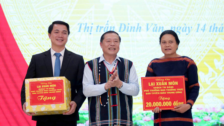 Đồng chí Lại Xuân Môn trao quà tặng thị trấn Đinh Văn, huyện Lâm Hà, Lâm Đồng.