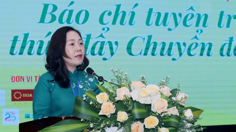 Phó Tổng Biên tập Báo Đà Nẵng Trần Thị Thu Thủy trình bày tham luận. Phó Tổng Biên tập Báo Đà Nẵng Trần Thị Thu Thủy trình bày tham luận.