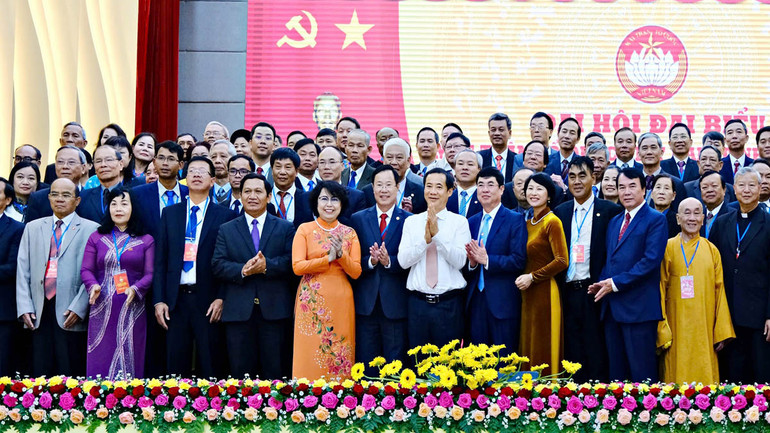 Lãnh đạo Ủy ban Trung ương Mặt trận Tổ quốc Việt Nam và tỉnh Lâm Đồng cùng các ủy viên Ủy ban Mặt trận Tổ quốc Việt Nam tỉnh khóa 9.