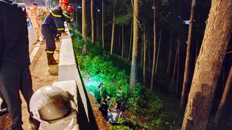 Nạn nhân bị rơi xuống vực bên đèo Prenn.