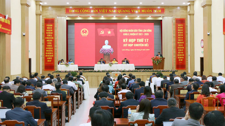 Quang cảnh kỳ họp. Quang cảnh kỳ họp.