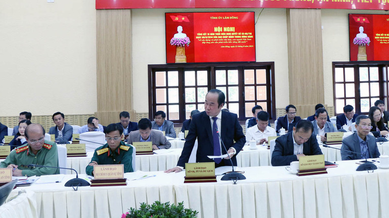 Lãnh đạo Sở Văn hóa, Thể thao và Du lịch tỉnh Lâm Đồng phát biểu thảo luận tại hội nghị.