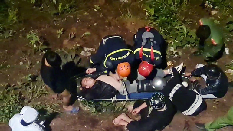 Nạn nhân được đưa lên băng-ca để cẩu lên đường.