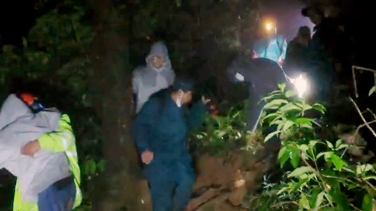 Lực lượng chức năng tổ chức tìm kiếm nhóm sinh viên trong đêm.