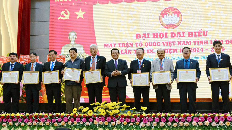 Ủy ban nhân dân tỉnh Lâm Đồng khen thưởng các tập thể có thành tích xuất sắc trong công tác mặt trận nhiệm kỳ 2019-2024.